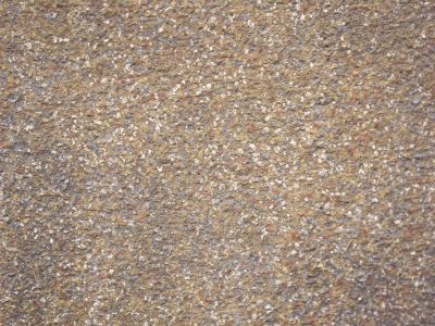 Tynk kamieniarski na parterze kamienicy z wypełniaczem z wielobarwnego, gruboziarnistego kruszywa, kt&oacute;ry pozwolił osiągnąć efekt szorstkiej i nieregularnej faktury kamienia. Zdjęcie ze zbior&oacute;w Biura Miejskiego Konserwatora Zabytk&oacute;w UM Rzeszowa